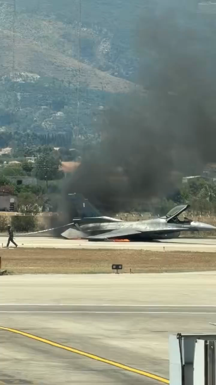 Yunanistan'da F-16 Dehşeti: İniş Takımları Arızalanan Jet Pistte Alev Aldı