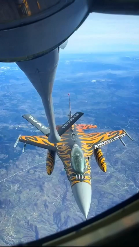 Gökyüzünde NATO uyumu: Türk F-16’sı NATO Tiger Meet renkleriyle havada ikmal yaptı 🇹🇷✈️