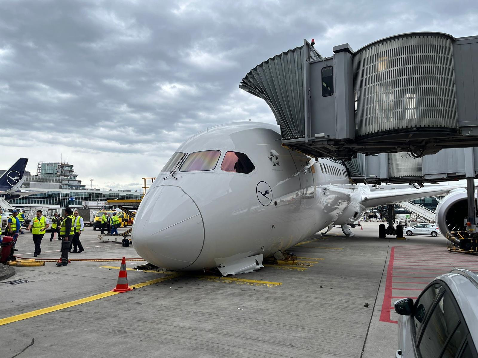 Lufthansa'nın Yeni Boeing 787-9'unun İniş Takımı Çöktü
