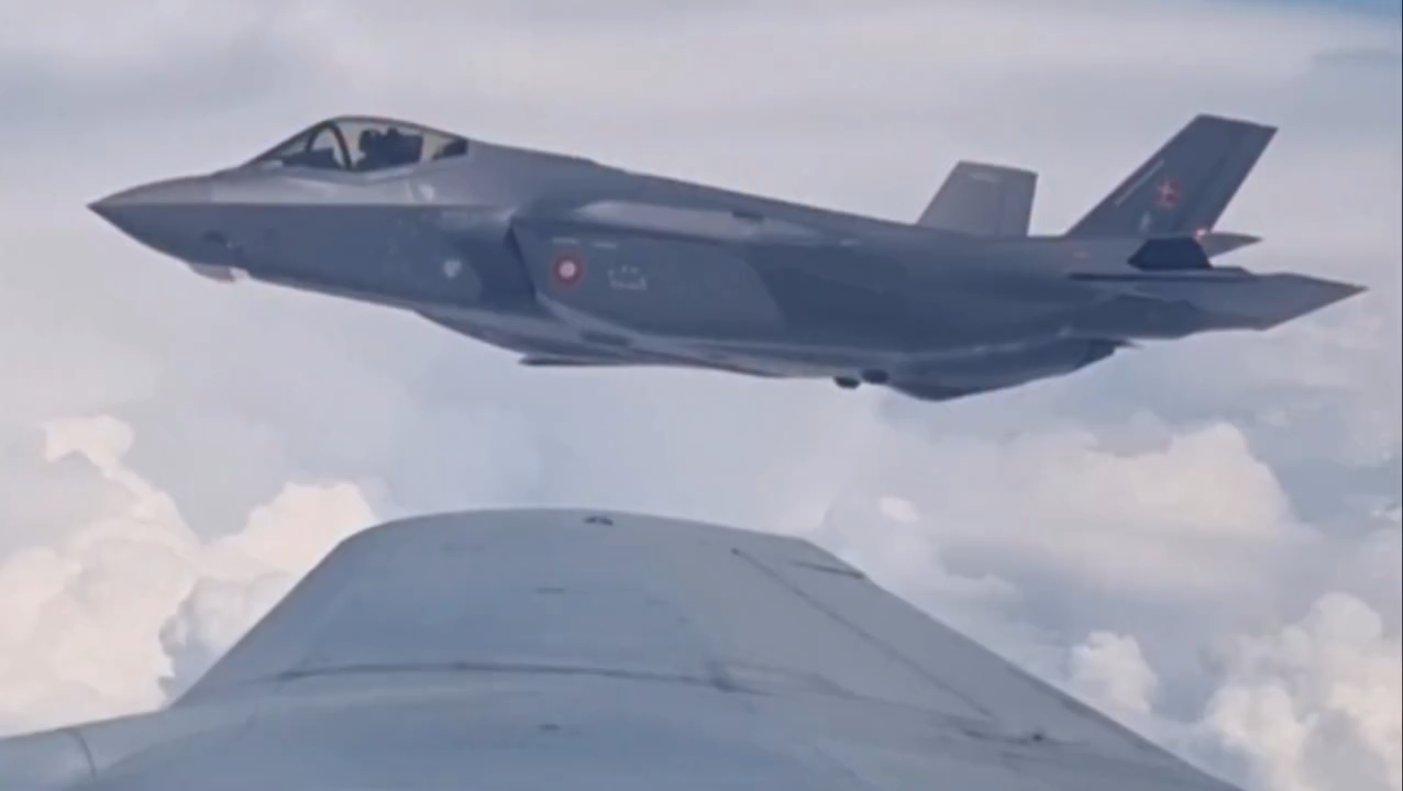 Türk Hava Kuvvetleri'nden NATO Semalarında Kritik Görev: Danimarka F-35'ine Havada Yakıt İkmali