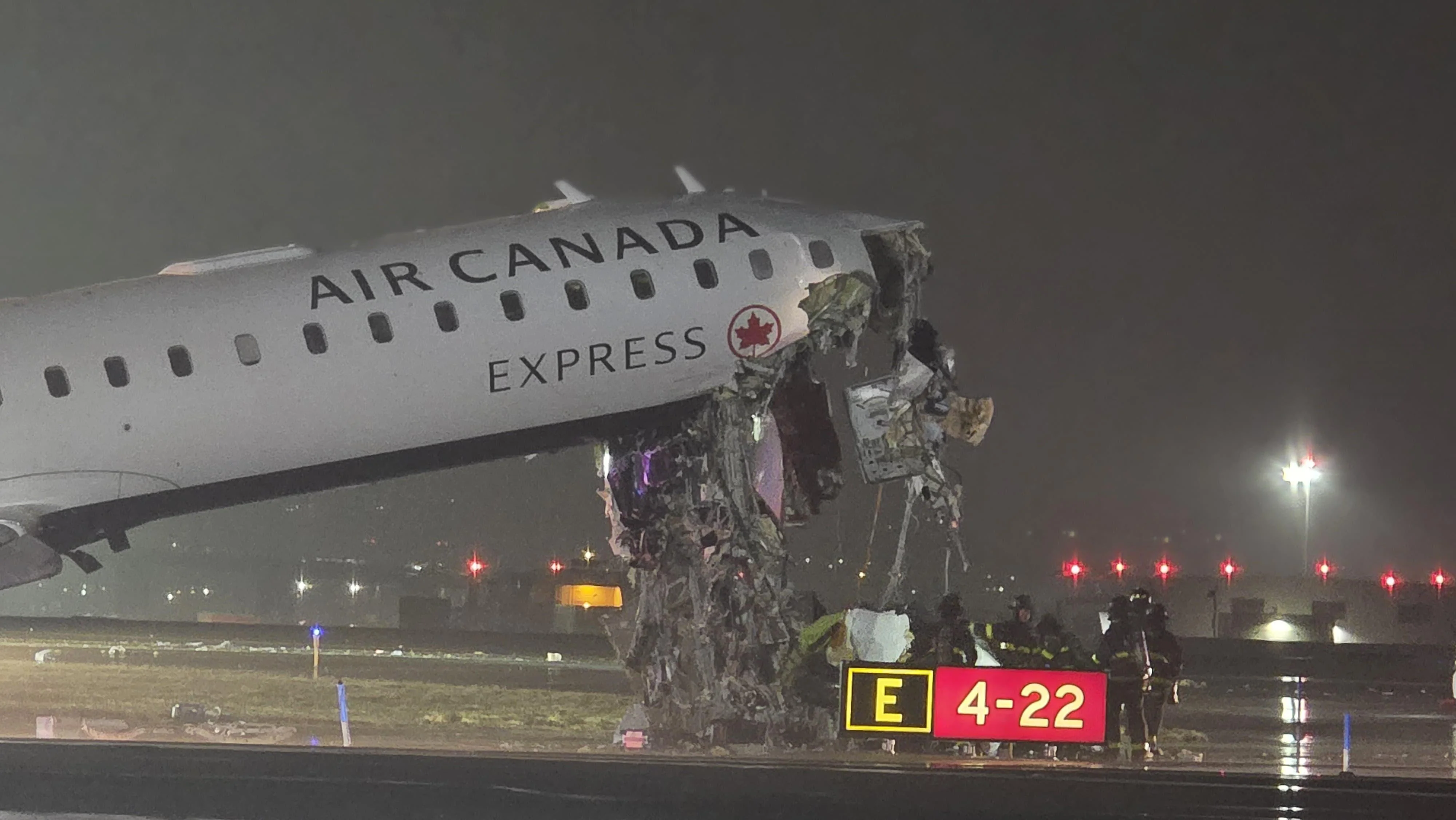 LaGuardia Havalimanı'nda Trajedi: Air Canada Uçağı İtfaiye Aracıyla Çarpıştı, İki Pilot Hayatını Kaybetti