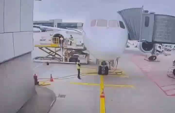 Lufthansa'nın Yeni Boeing 787-9'unun İniş Takımı Çöktü