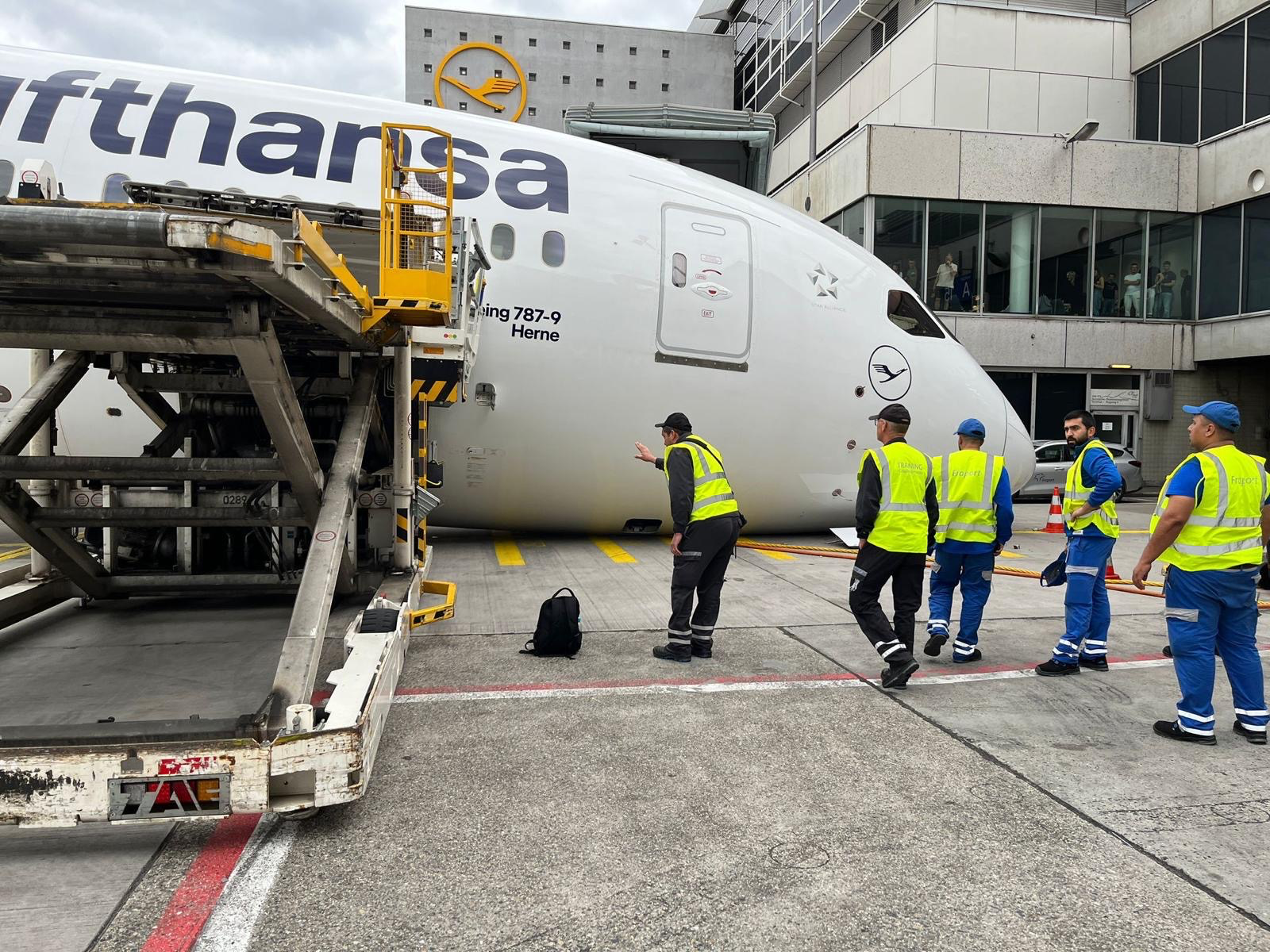Lufthansa'nın Yeni Boeing 787-9'unun İniş Takımı Çöktü